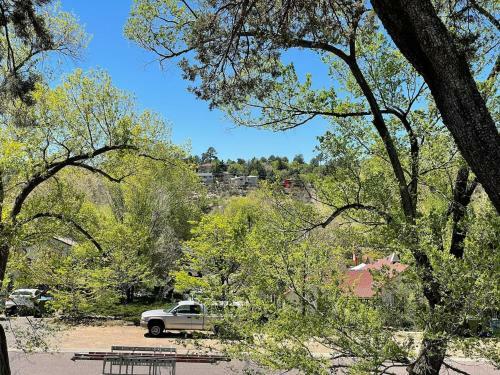 7min Walk To Courthouse Plaza! Historic Cottage