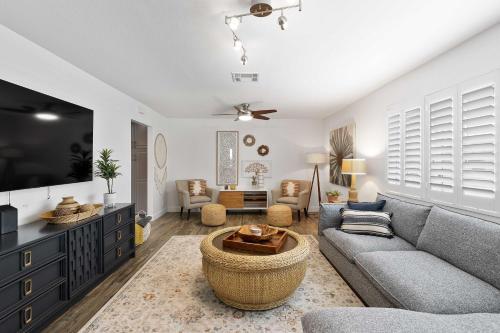 Pristine Escape About 2 Miles To Old Town Scottsdale!