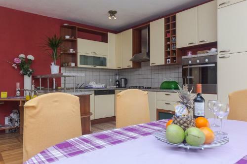 Hostal Apartment And Room Marin Makarska