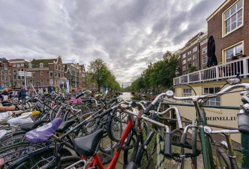 B&B Houseboat Between Amsterdam Windmills
