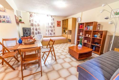 Pine Trees Apartment