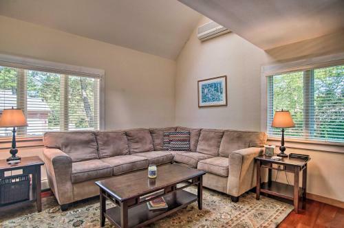Vineyard Gem Less Than 2 Mi To Beach And Oak Bluffs!