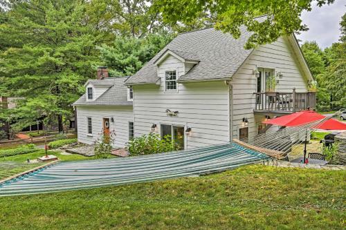 Enchanting Hudson Valley Farmhouse With Views!