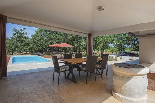 Villa Mit Privatem Pool Und Gro�em Grundst�ck
