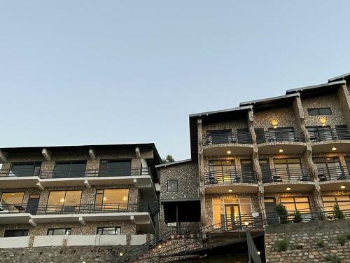 Hotel Himalayas By The Lake Hill