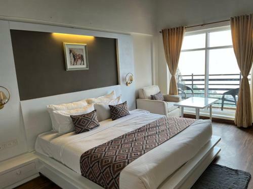 Hotel Himalayas By The Lake Hill