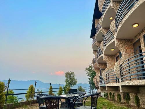 Hotel Himalayas By The Lake Hill