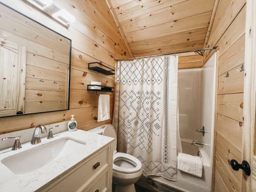 Adorable Studio Style Cabin Located Minutes From Lake Hartwell