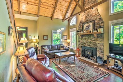 Pet-friendly Moutain Escape With Deck And Grill