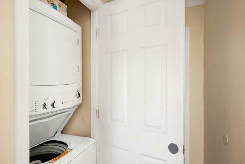 Apartamento The Hideaway By Oak Island Accommodations