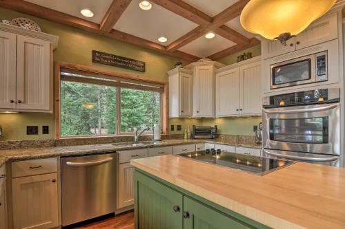Duck Creek Village Chalet With Fire Pit And Decks
