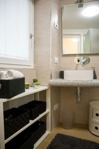 Le Rondini - Courtyard Apartment With Balcony & Terrace
