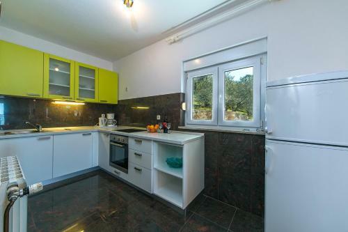 Adria Brela Apartments