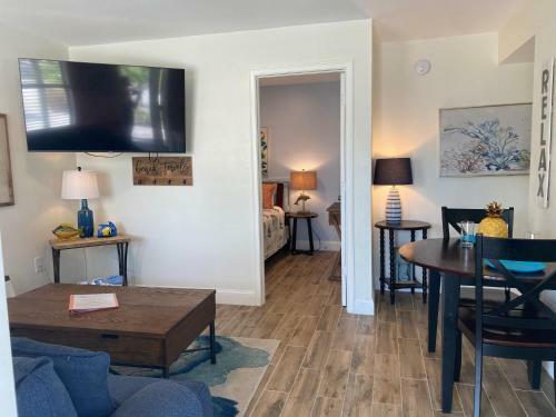 Flamingo Villas E Downstairs - Beautiful Beach Bungalow With Pool