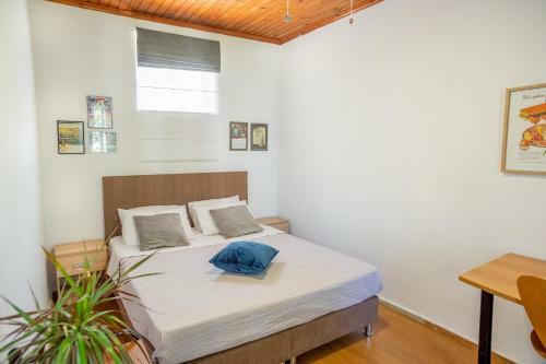 Cozy House With Flowery Courtyard In Notable Location