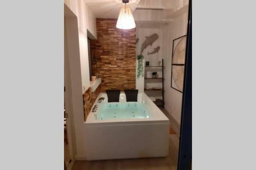 Love Room Out Of Time *jacuzzi*