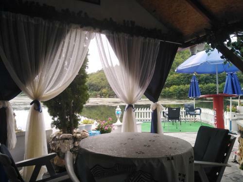 Villa Ku?a Na Obali Jezera Sa Bazenom