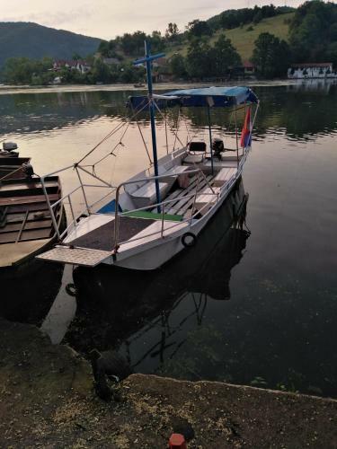 Villa Ku?a Na Obali Jezera Sa Bazenom