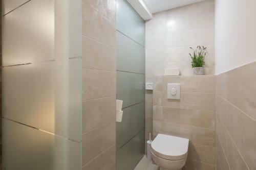 Hostal Rooms N&m