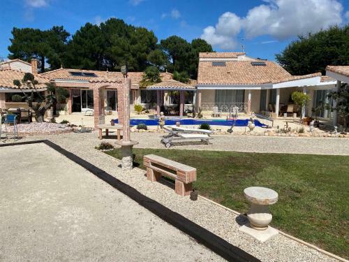 Bed & Breakfast Le Mas Des Mathes, Chambres D'h�tes, Studios