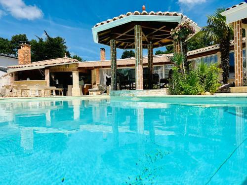 Bed & Breakfast Le Mas Des Mathes, Chambres D'h�tes, Studios