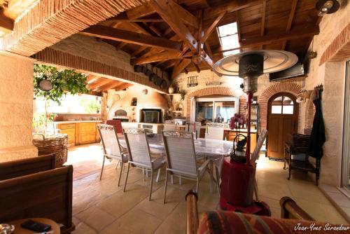 Bed & Breakfast Le Mas Des Mathes, Chambres D'h�tes, Studios