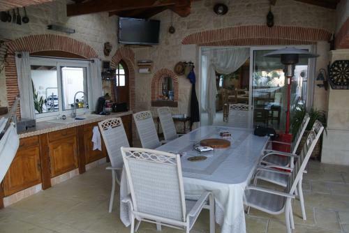 Bed & Breakfast Le Mas Des Mathes, Chambres D'h�tes, Studios