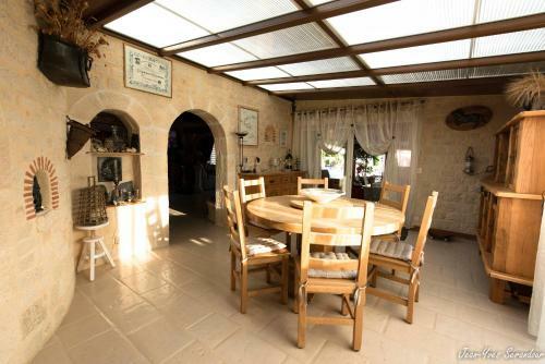 Bed & Breakfast Le Mas Des Mathes, Chambres D'h�tes, Studios