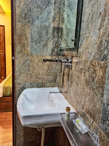 Hotel Janki Inn - Hotel In Sigra