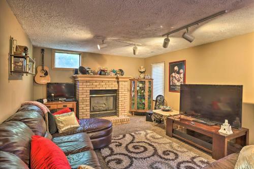 Apartamento Deluxe Omaha Escape With Game Room, Pool Access
