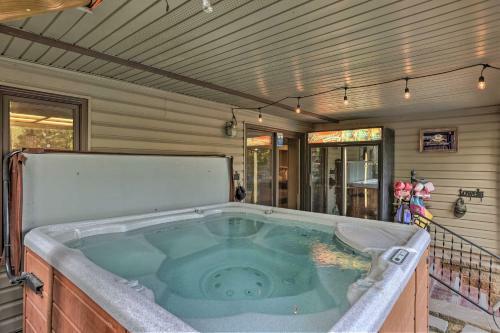 Apartamento Deluxe Omaha Escape With Game Room, Pool Access