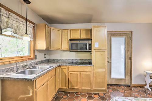 Stony Creek Lodge Escape With Deck And Sunroom!