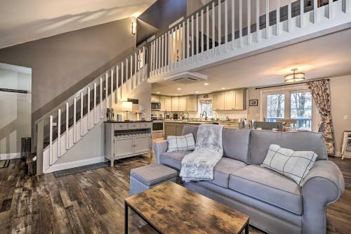 Country Club Hideaway With Community Amenities!