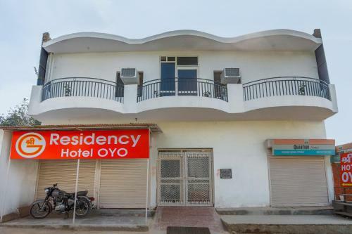 Hotel Oyo 71870 Rj Residency