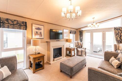 Lodge Lakeside Gem With Hot Tub