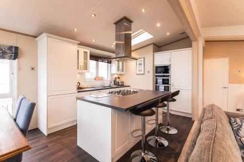 Lodge Lakeside Gem With Hot Tub