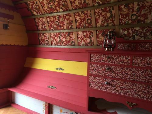 Stunning Bow Top Wagon In Passais-villages