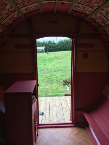 Stunning Bow Top Wagon In Passais-villages