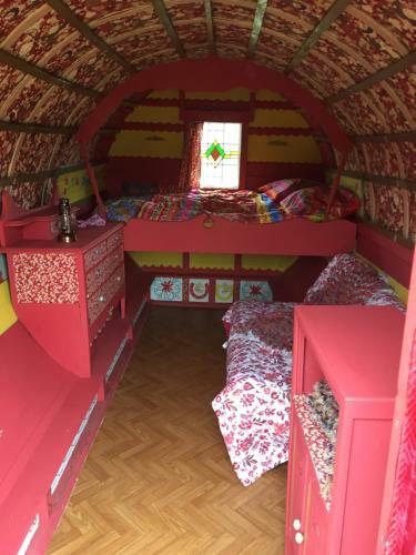 Stunning Bow Top Wagon In Passais-villages
