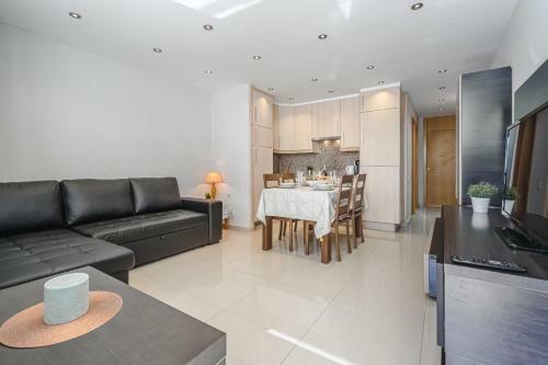 Optimist, Apartament Las Americas