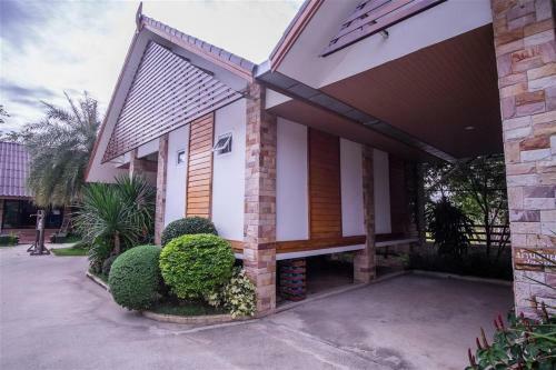 Hotel Ruentara Resort & Villa Buriram