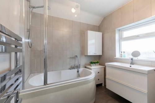 Modern Three Bedroom Home In Gloucester With Hot Tub