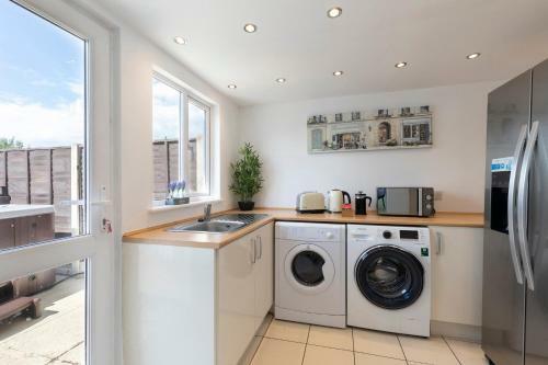 Modern Three Bedroom Home In Gloucester With Hot Tub