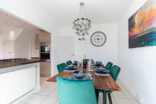 Modern Three Bedroom Home In Gloucester With Hot Tub