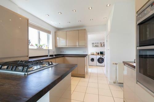 Modern Three Bedroom Home In Gloucester With Hot Tub