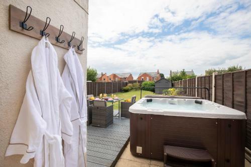 Modern Three Bedroom Home In Gloucester With Hot Tub