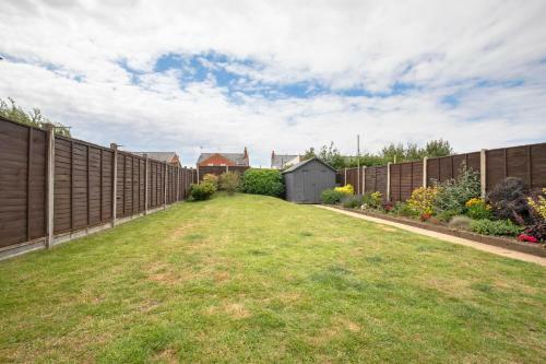Modern Three Bedroom Home In Gloucester With Hot Tub