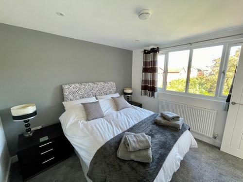 Luxurious 1 Bed Top Floor Apartment With Parking
