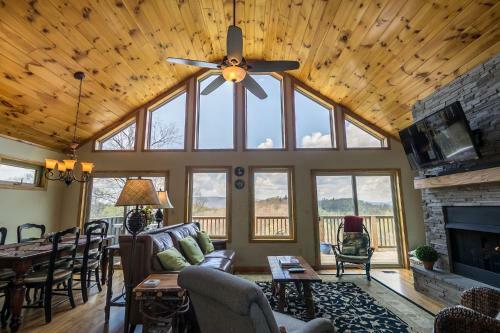 1 Beautiful View - Between Boone & Blowing Rock, Hot Tub, Pool Table!