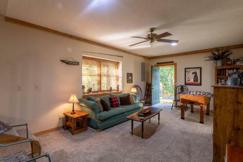 Appalachian Satisfaction - Private Retreat With Hot Tub, Fire Pit, Views